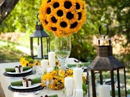Table decoration in green and yellow colors for a festive mood