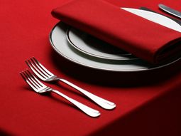 Tablecloth red – create a festive and original table decoration