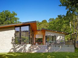 Think about a holiday in America, look at this holiday home in Texas