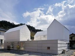 White, transparent house in Yamasaki by Tato Architects