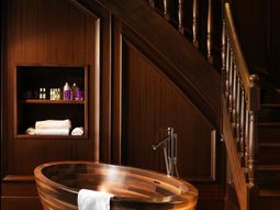 Wooden bathtub – the eyecatcher in modern bathroom