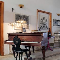 Art adorns the house – a 150 year old building in new splendor