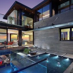 Beach residence in California offers relaxing atmosphere and attractive open spaces
