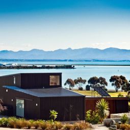 Comfortable interior design and picturesque scenery – the Nelson House in New Zealand
