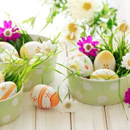 Easter decoration ideas with brightly painted and splendidly decorated Easter eggs
