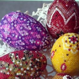 Easter eggs decorated with beads – tinker Osterdeko itself