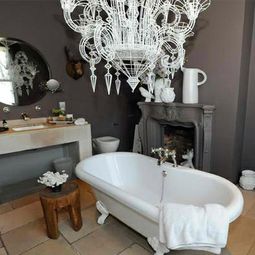 Freestanding bathtubs in Victorian style