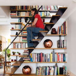 Install the library in the stairwell – practical and interesting idea