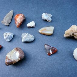 Integrate Maritime decoration and jewelery stones into the living room design