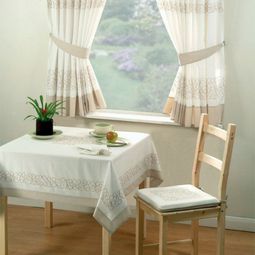 Kitchen curtains serve as sun protection and jazz up your kitchen and dining area on