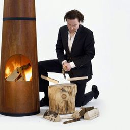 Outdoor wood-burning stove in the form of chimney of Frederik Roijé