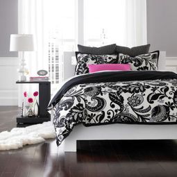 Set fresh accents – sofas and cushions in cool, modern style