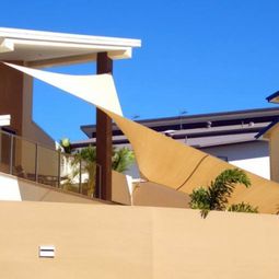 Shade sails ideas for thick shadow in the backyard