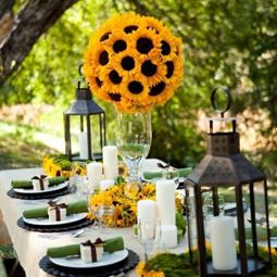 Table decoration in green and yellow colors for a festive mood