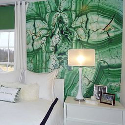 Wall colors in the bedroom, jump immediately apparent