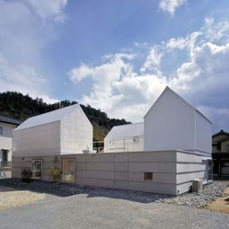 White, transparent house in Yamasaki by Tato Architects