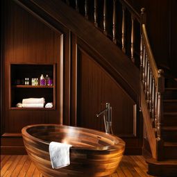 Wooden bathtub – the eyecatcher in modern bathroom