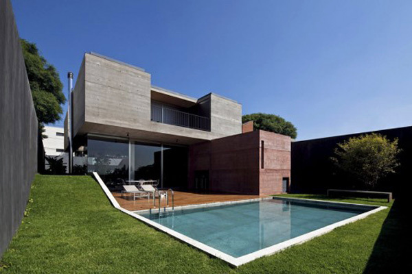A house in Sao Paolo, Brazil presents volumetric structure