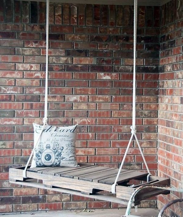 Cool wooden garden swing from pallets