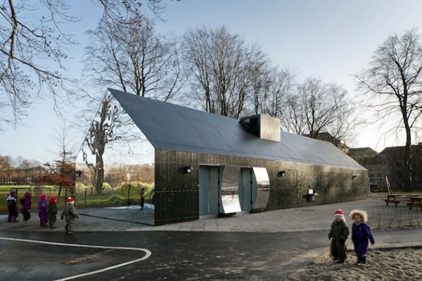 Designer house located with mirrored façade in Copenhagen