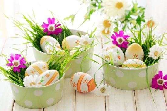 Easter decoration ideas with brightly painted and splendidly decorated Easter eggs