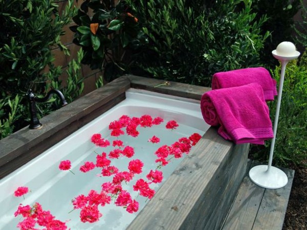 Enjoy relaxing bath in the garden