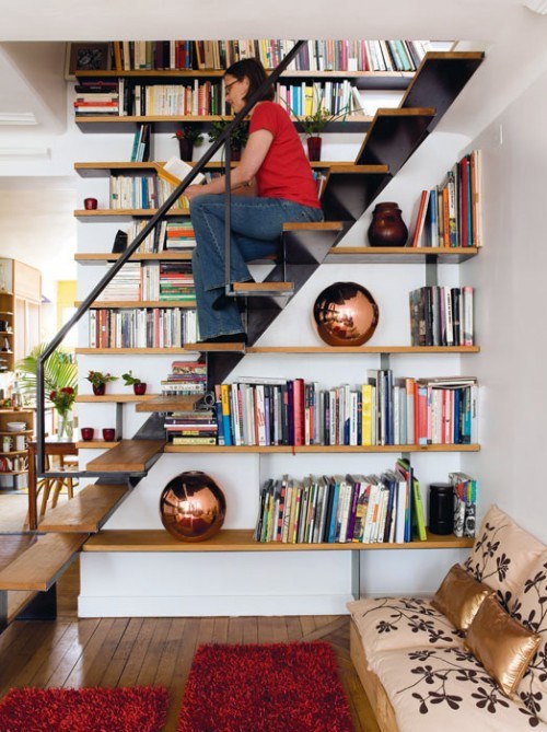 Install the library in the stairwell – practical and interesting idea