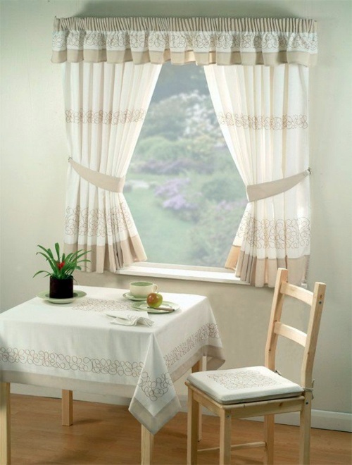 Kitchen curtains serve as sun protection and jazz up your kitchen and dining area on