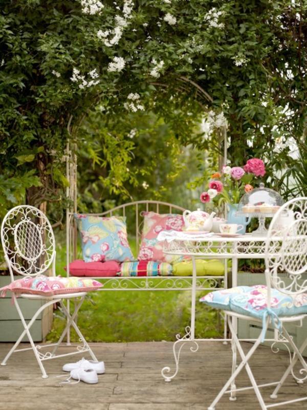 Make outdoor lounge area with a tight budget
