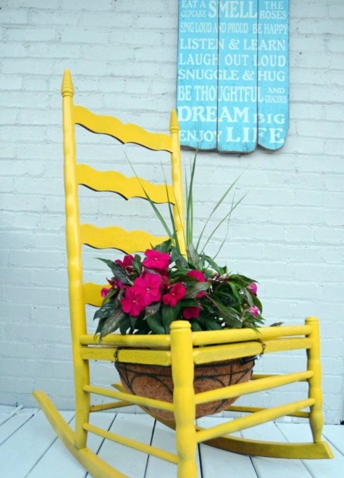 Old chairs in the garden with a new function – attractive planters
