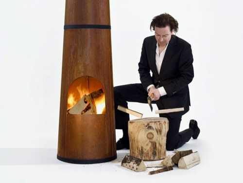 Outdoor wood-burning stove in the form of chimney of Frederik Roijé