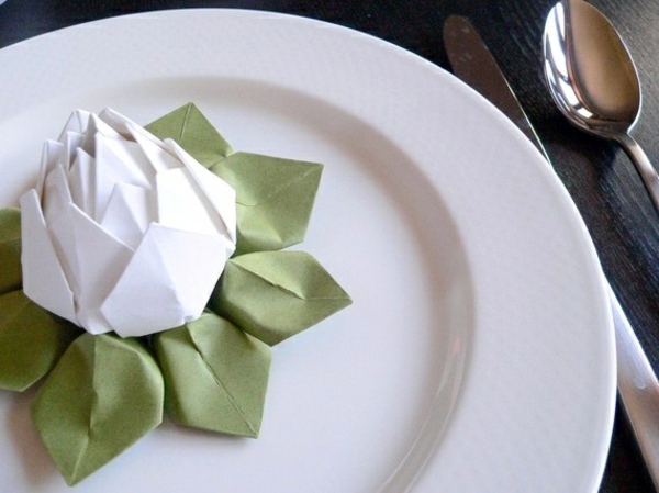 Paper napkin folding instructions – create festive Tischedeko