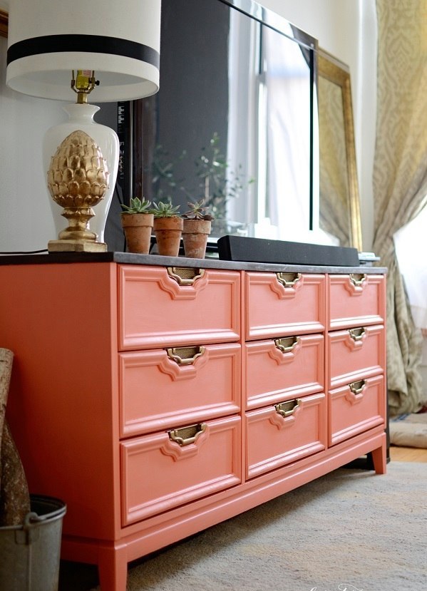 Striking, colorful dressers for Sebermachen