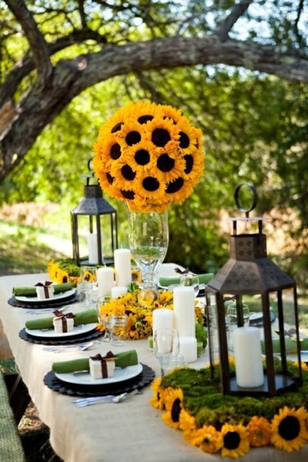 Table decoration in green and yellow colors for a festive mood