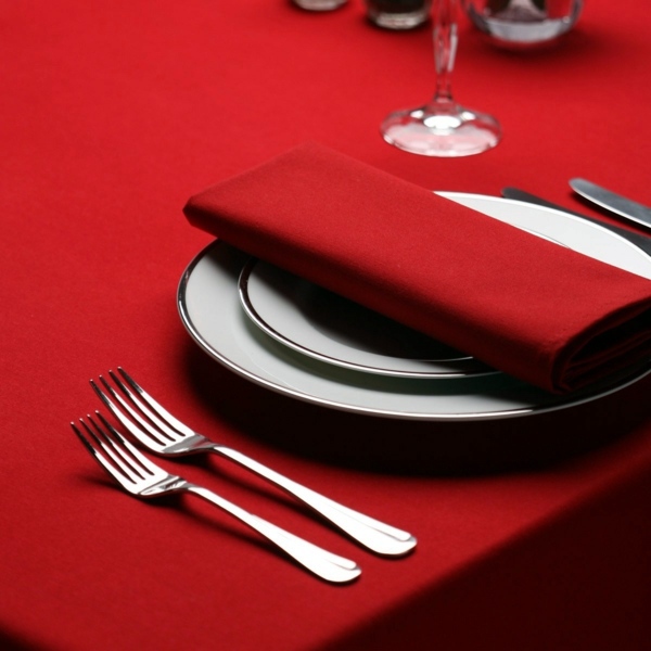 Tablecloth red – create a festive and original table decoration