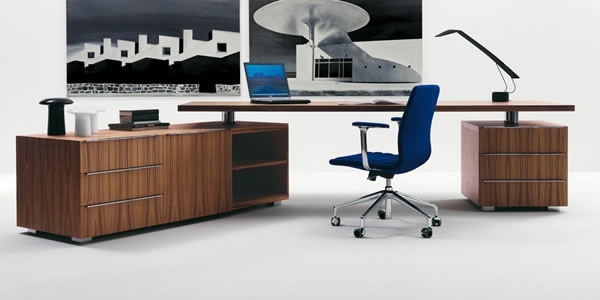 The stylish and contemporary desk by Cappellini