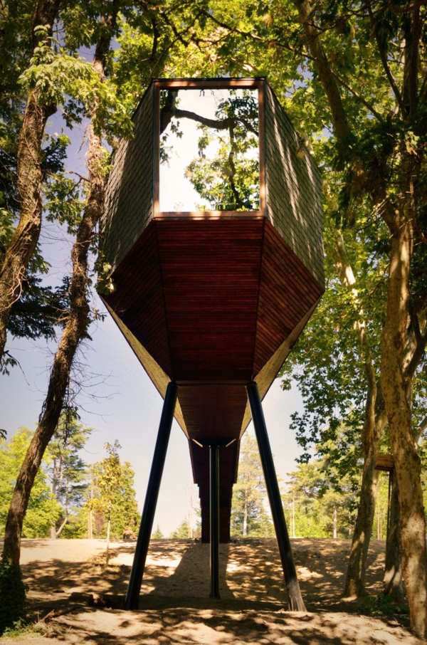 Two snake-like huts in the forest – a new term for tree house