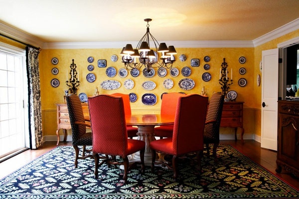 Wall decoration with plates – What makes the dinner plates on the wall?