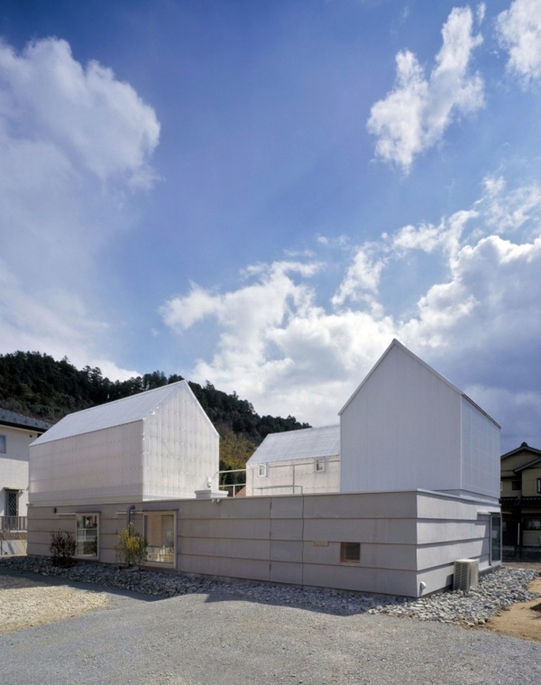 White, transparent house in Yamasaki by Tato Architects