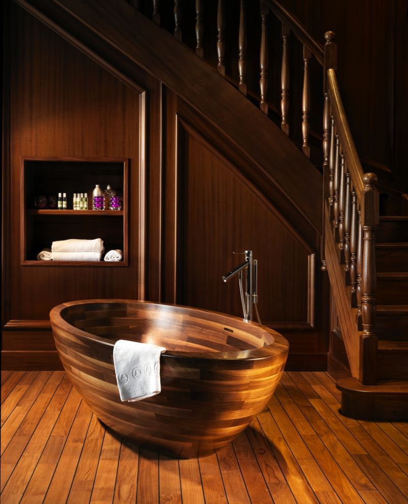 Wooden bathtub – the eyecatcher in modern bathroom