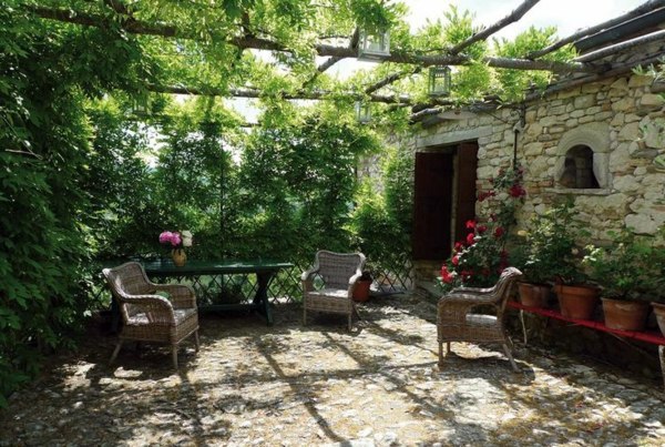 Patio blinds - a secure privacy in the open air Patio blinds - a secure privacy in the open air