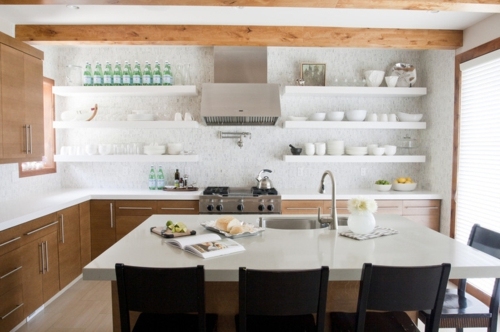 Küche - Open kitchen shelves make professional