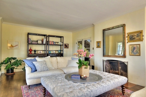 Renovating the living room by using accent the style