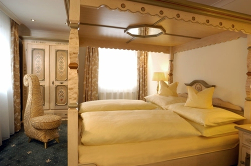 23 stylish and extravagant idea for a canopy bed in the bedroom
