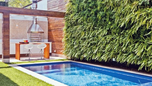 Schwimmbad - Vertical garden next to the swimming pool brings more green into your home