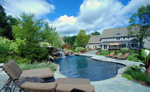 Swimming pool in the garden - landscape ideas for swimming pools