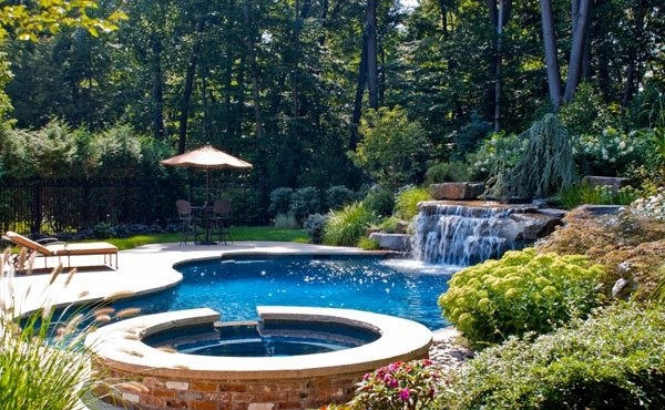 Swimming pool in the garden - landscape ideas for swimming pools