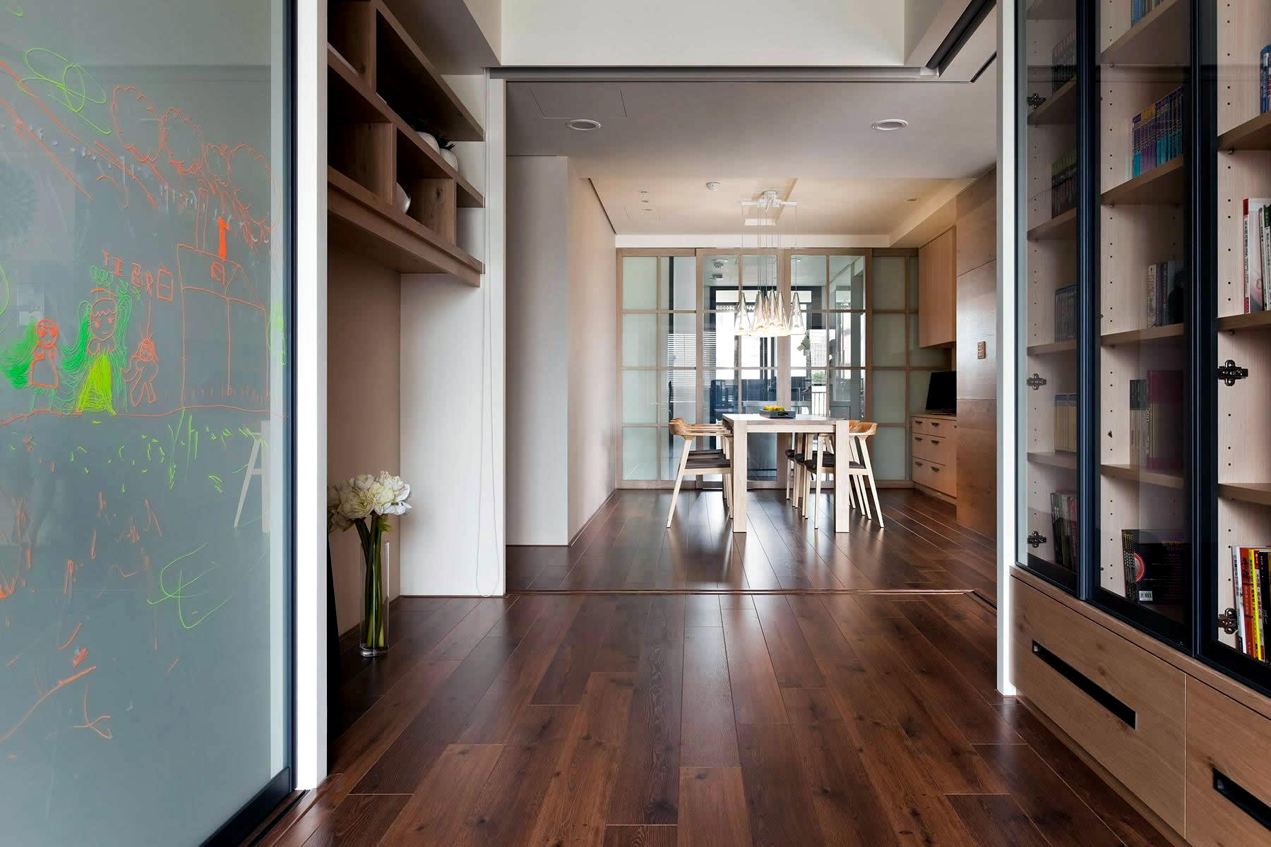 Apartment with a retractable inner wall | Interior Design Ideas | AVSO.ORG