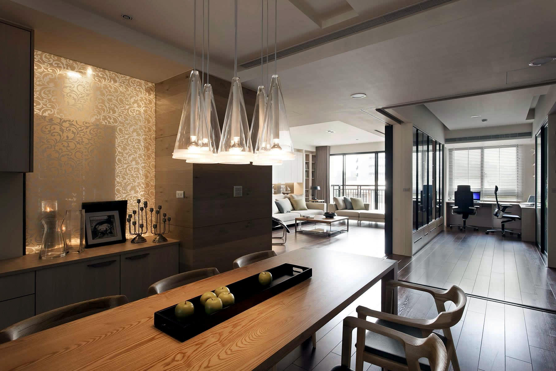 Apartment with a retractable inner wall Apartment with a retractable inner wall
