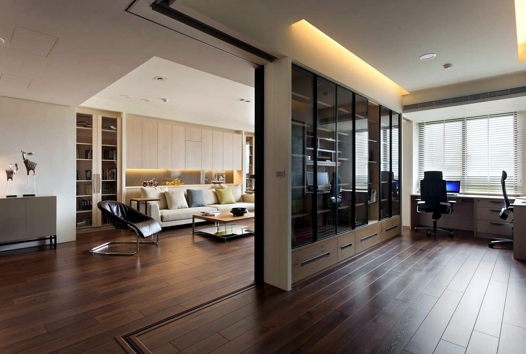 Apartment with a retractable inner wall Apartment with a retractable inner wall